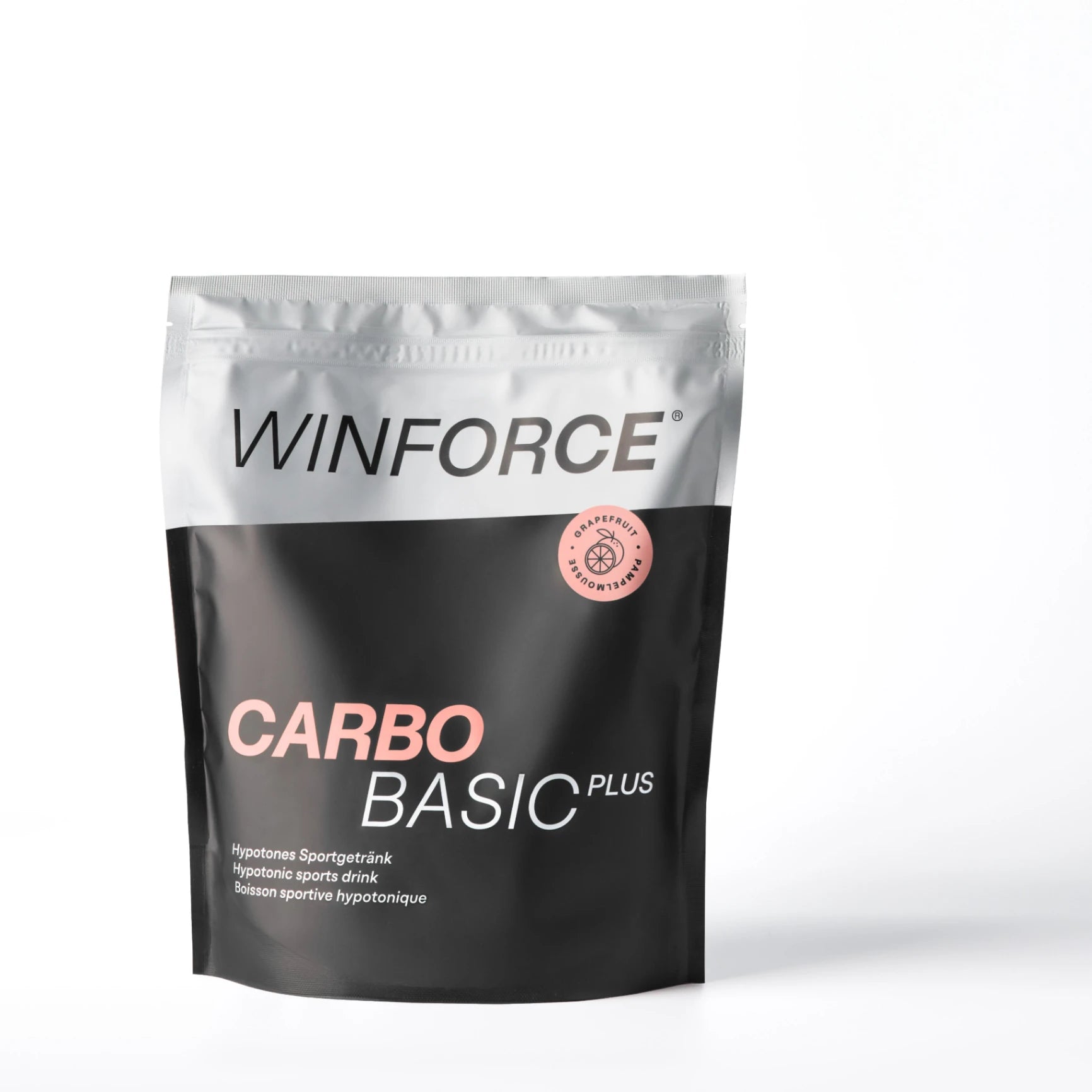 Detaillierte Ansicht des WINFORCE CARBO BASIC PLUS hypotonen Sportgetränks im eleganten silber-schwarzen Standbodenbeutel. Der pinke Aufdruck hebt die Geschmacksrichtung Grapefruit hervor und die helle Studiobeleuchtung betont das hochwertige Design.