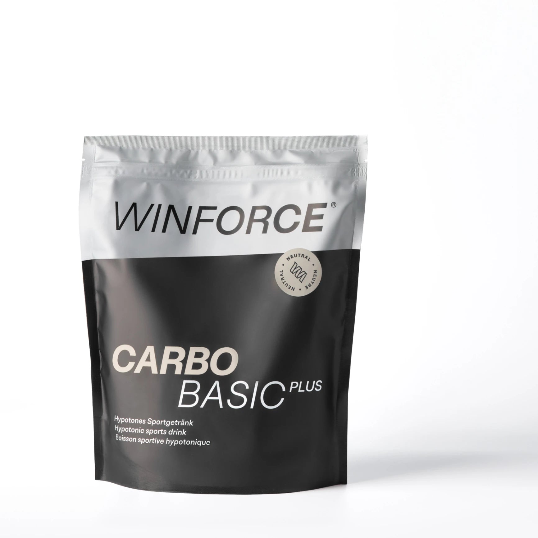 Detailaufnahme der silber-schwarzen WINFORCE CARBO BASIC PLUS Verpackung, einem hypotonen Sportgetränk mit neutralem Geschmack. Das Produkt ist für die schnelle Kohlenhydratversorgung und Ausdauersteigerung von Athleten konzipiert und steht auf einem makellosen weißen Hintergrund.