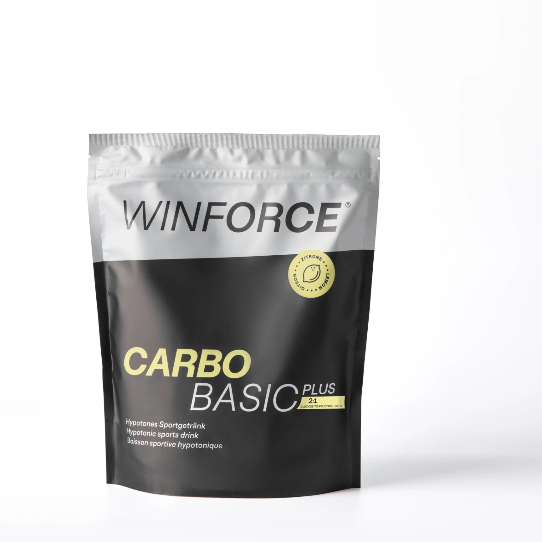Eine Verpackung von Winforce Carbo Basic Plus hypotonisches Sportgetränk mit Zitronengeschmack, bestehend aus einer Box und einem einzelnen Sachet davor. Das Produkt ist ideal für Athleten mit einem 2:1 Glucose-Fructose-Verhältnis zur optimalen Energieversorgung und Ausdauersteigerung.
