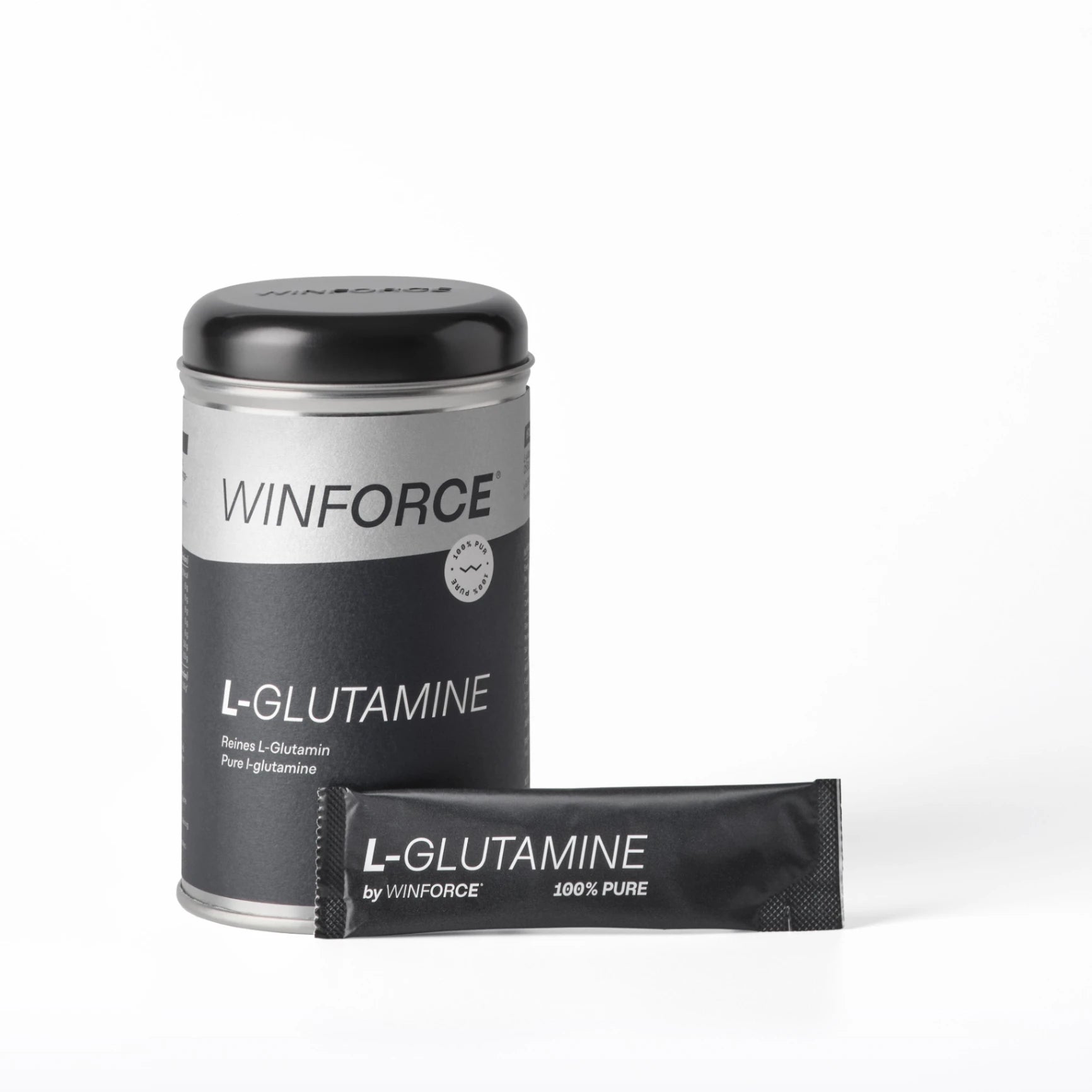 Eine elegante silber-schwarze Dose und ein einzelner schwarzer Stickpack mit der Aufschrift 'L-Glutamine 100% Pure' stehen auf weißem Hintergrund, ideal für Sportler und Muskelregeneration.