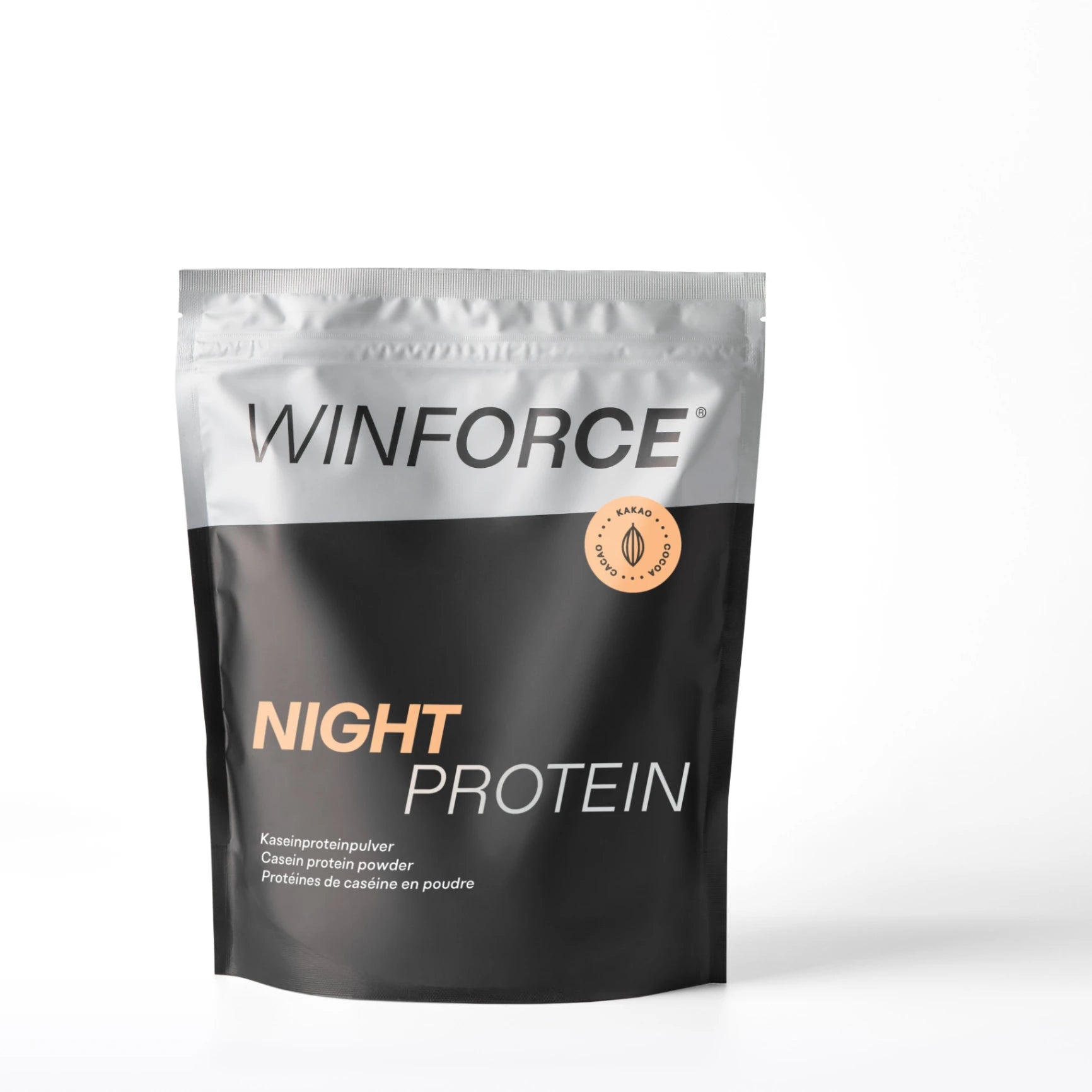 WINFORCE NIGHT PROTEIN Kaseinprotein-Pulver in silber-schwarzem Standbeutel. Das Produkt für Muskelregeneration über Nacht ist mit Kakao-Geschmack versehen, erkennbar am orangefarbenen Icon mit Kakaobohne. Ideal für Sportler und Fitness.