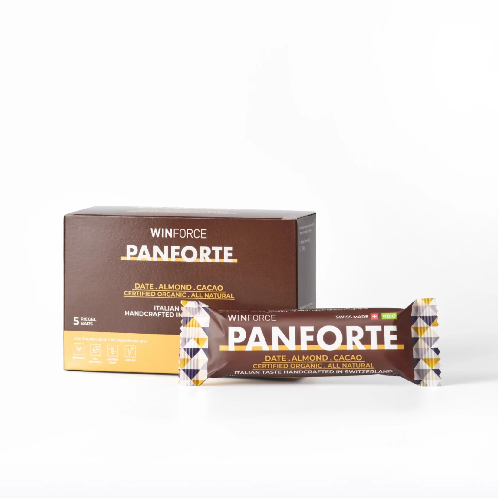Detaillierte Ansicht der braunen Winforce Panforte Bio-Riegel Dattel-Mandel-Kakao (5er-Packung). Ein einzelner, ansprechend verpackter Riegel liegt vor der Box, welche Merkmale wie zertifiziert biologisch, glutenfrei und vegan hervorhebt.