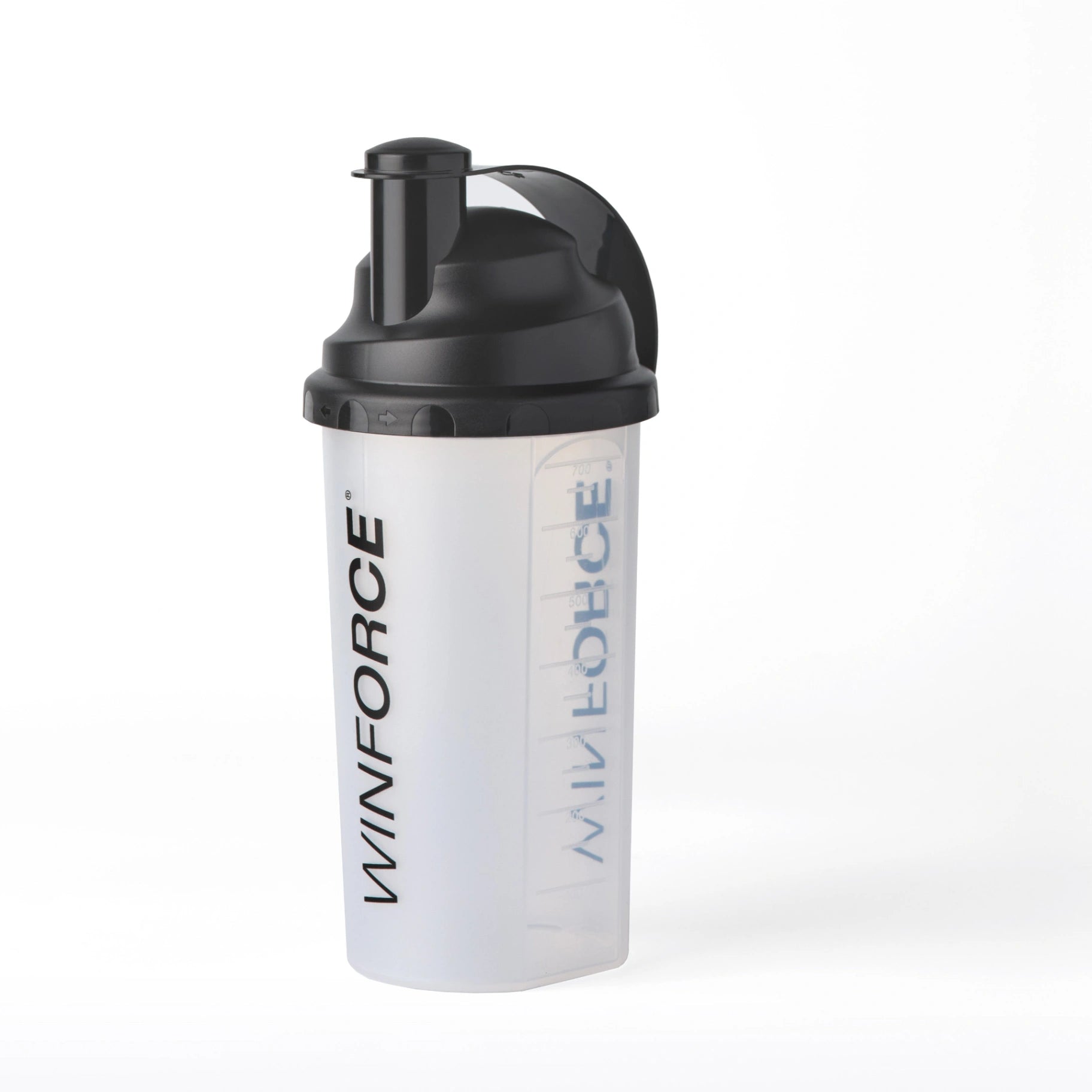 Hochwertiger, transparenter WINFORCE Proteinshaker mit schwarzem Schraubverschluss und Flip-Cap. Ideal für Fitnessgetränke und Supplements. Die gut sichtbare Messskala bis 700ml ermöglicht präzises Mischen für Sportler.