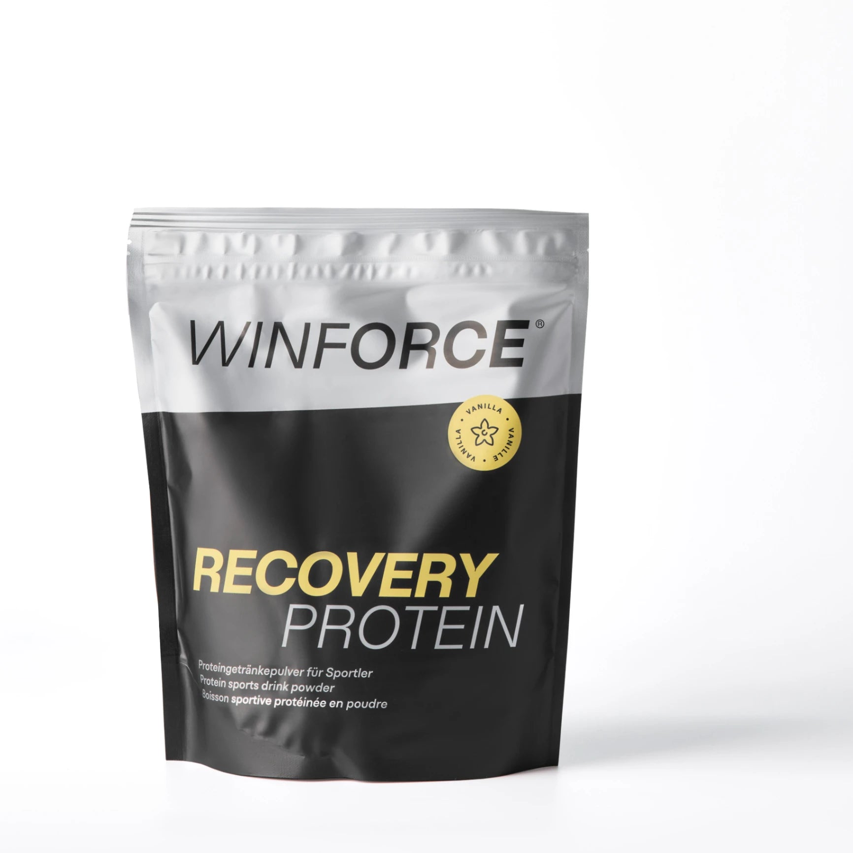 Abbildung des Winforce Recovery Protein Pulvers im Geschmack Vanille, verpackt in einem eleganten schwarz-silbernen Standbeutel. Dieses Proteingetränkepulver ist optimal für Sportler zur schnellen Regeneration nach intensivem Training.