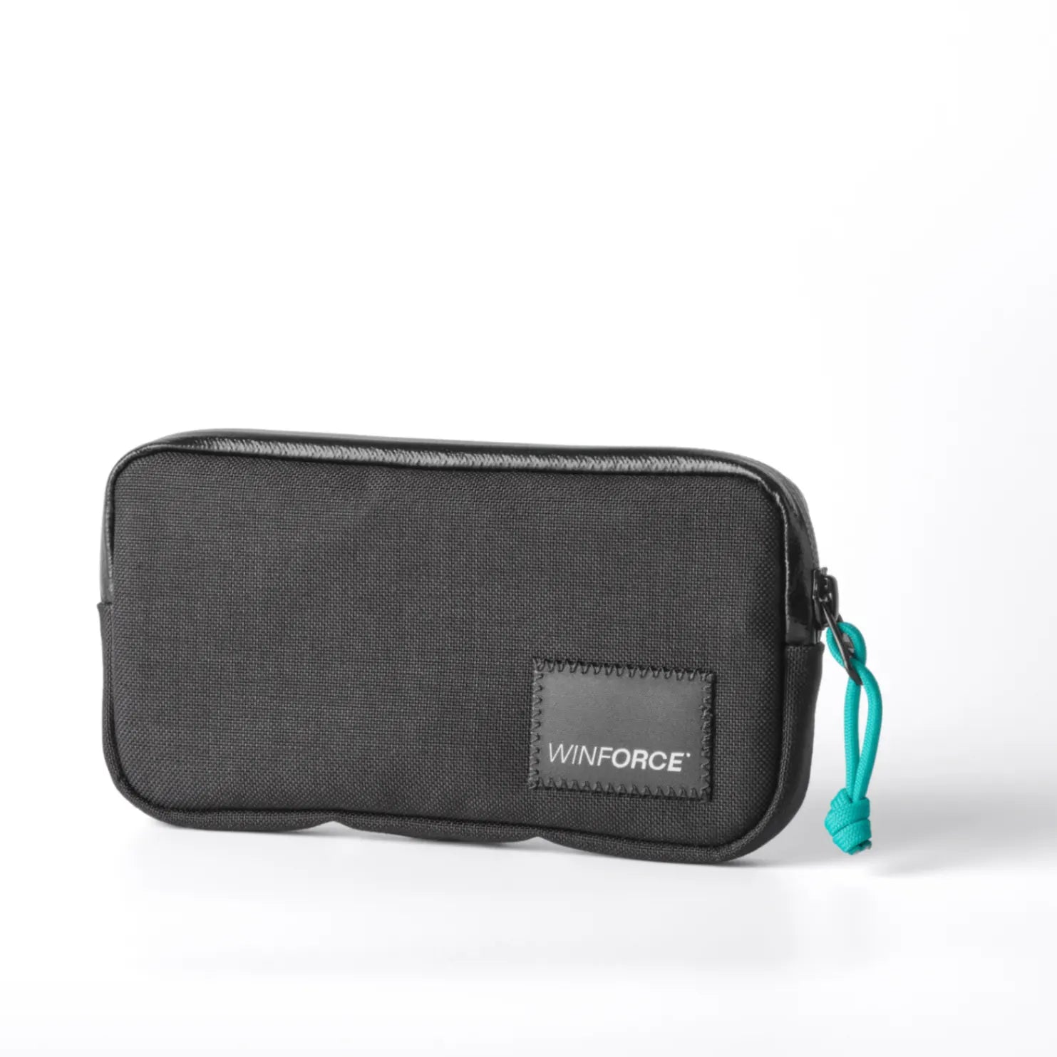 Schwarze, robuste WINFORCE Outdoor-Geldbörse für sichere Aufbewahrung auf Touren, präsentiert mit einem leuchtend türkisen Reißverschlussband. Ideal als ride wallet für unterwegs.