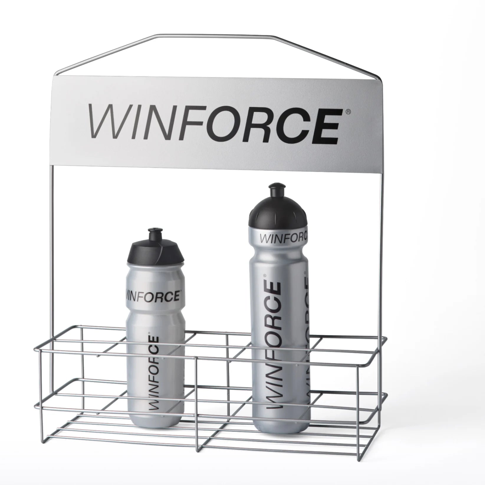 Zwei silberne WINFORCE Sportflaschen mit schwarzen Kappen in einem passenden Metall-Flaschenträger. Das WINFORCE Logo ist prominent auf den Flaschen und dem oberen Schild sichtbar. Perfekt für Teamsport und Hydration.