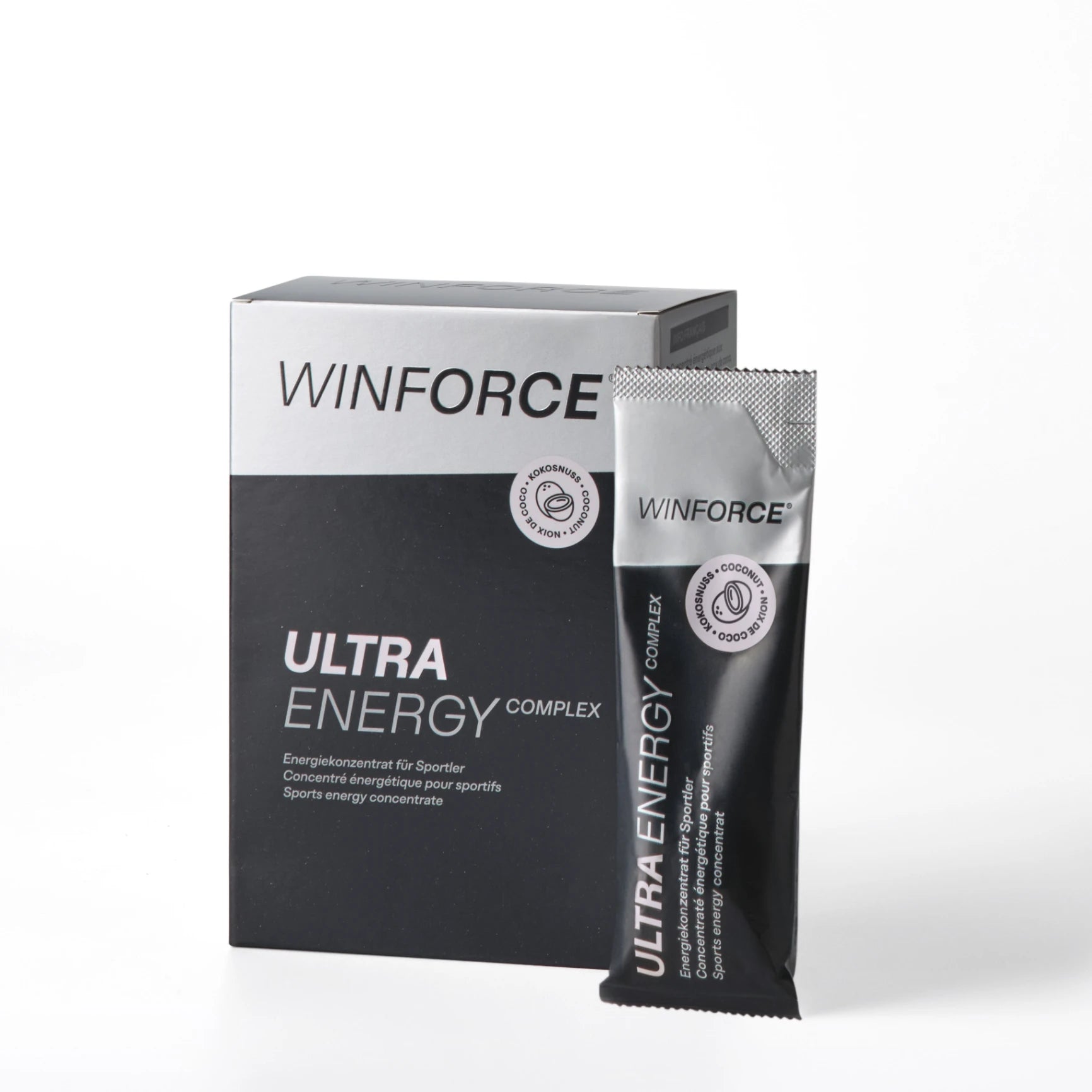 Die Winforce Ultra Energy Complex Kokosnuss-Energiekonzentrat-Verpackung, bestehend aus einer silber-schwarzen Faltschachtel und einem einzelnen schwarzen Sachet, präsentiert sich professionell auf weißem Hintergrund. Ideal für Sportler, die schnelle Energie benötigen.