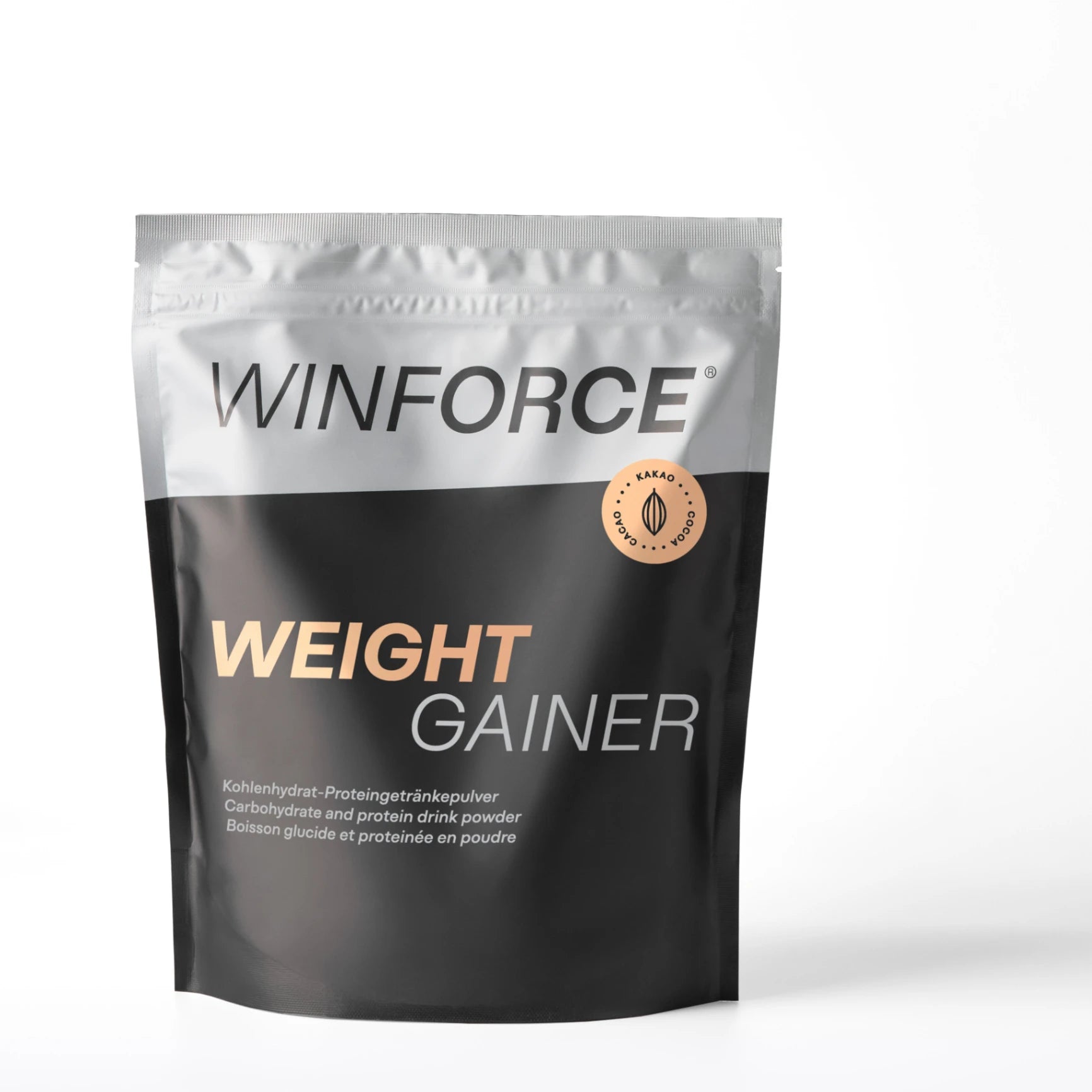 WINFORCE Weight Gainer Kakao in einer stilvollen silber-schwarzen Standbeutelverpackung, deutlich sichtbar die Aufschrift "WEIGHT GAINER" und das Kakaobohnen-Symbol. Dieses Kohlenhydrat-Proteingetränkepulver unterstützt den Muskelaufbau und die Energiezufuhr für Sportler.