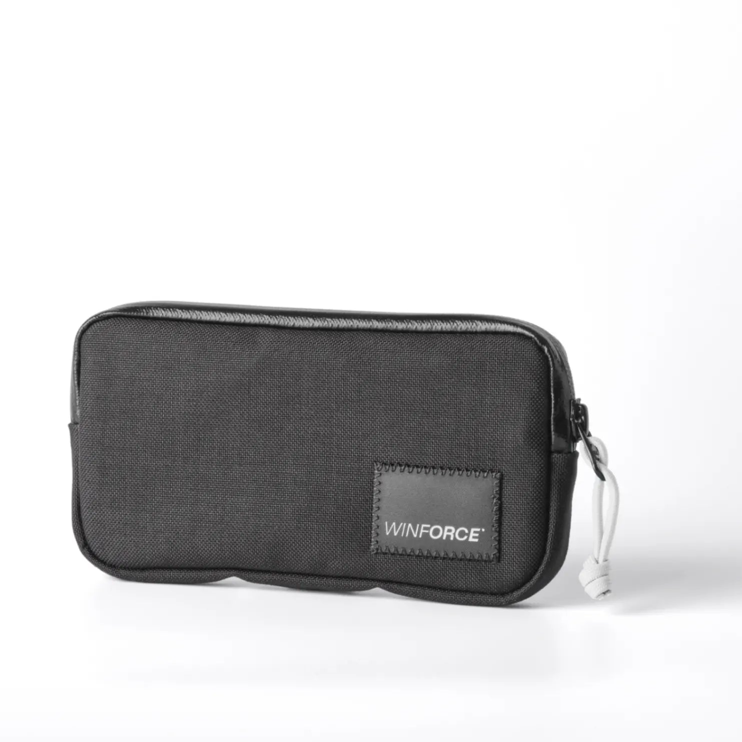 Schwarzes, rechteckiges Ride Wallet aus robustem Textilgewebe, ideal für Fahrradtouren. Das WINFORCE-Logo ist auf einer glatten Applikation sichtbar, ergänzt durch einen schwarzen Reißverschluss mit weißer Kordel auf weißem Hintergrund.