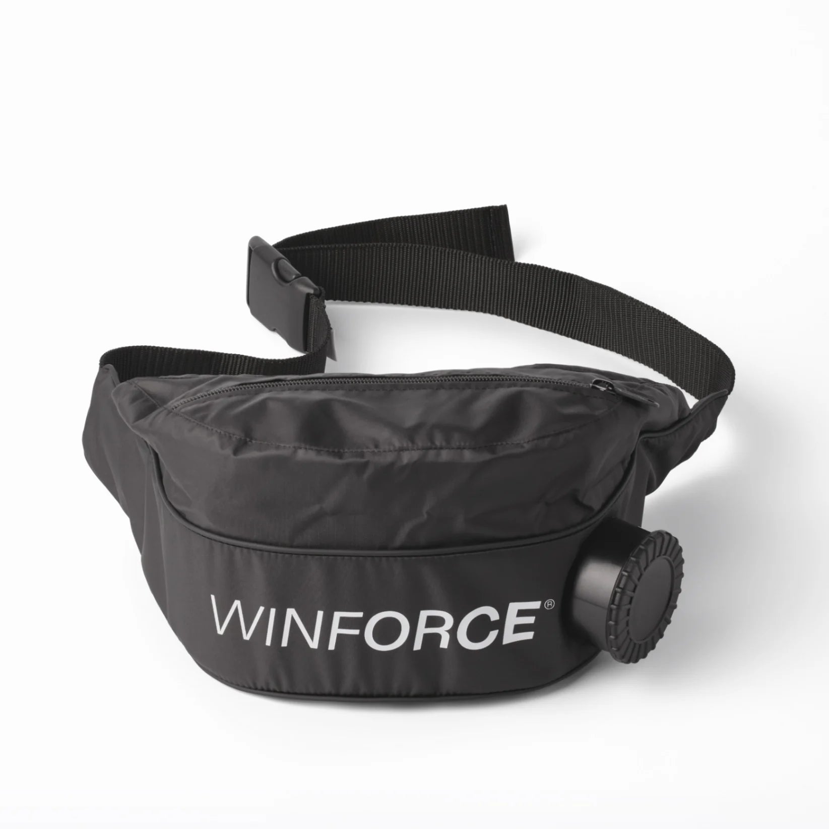 Detaillierte Ansicht einer schwarzen WINFORCE Hüfttasche aus robustem Material, mit weißem Logo, Reißverschluss und integriertem Trinkflaschenhalter auf weißem Hintergrund. Ideal für Sport und Freizeit.
