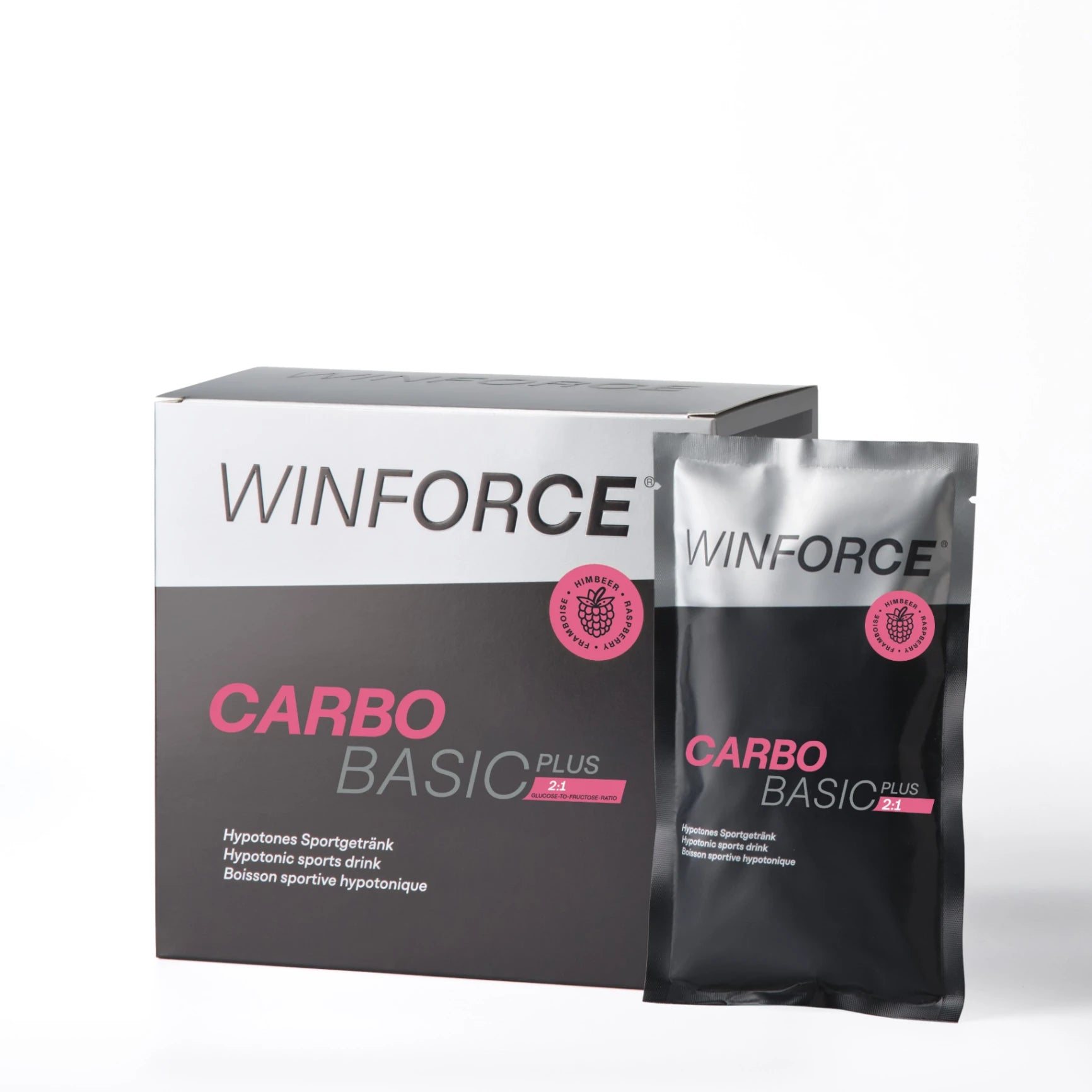 WINFORCE CARBO BASIC PLUS Himbeer hypotones Sportgetränk: Eine dunkelgraue Produktbox und ein schwarzes Einzelportions-Sachet mit Himbeergeschmack und 2:1 Glukose-Fruktose-Verhältnis auf weißem Hintergrund.