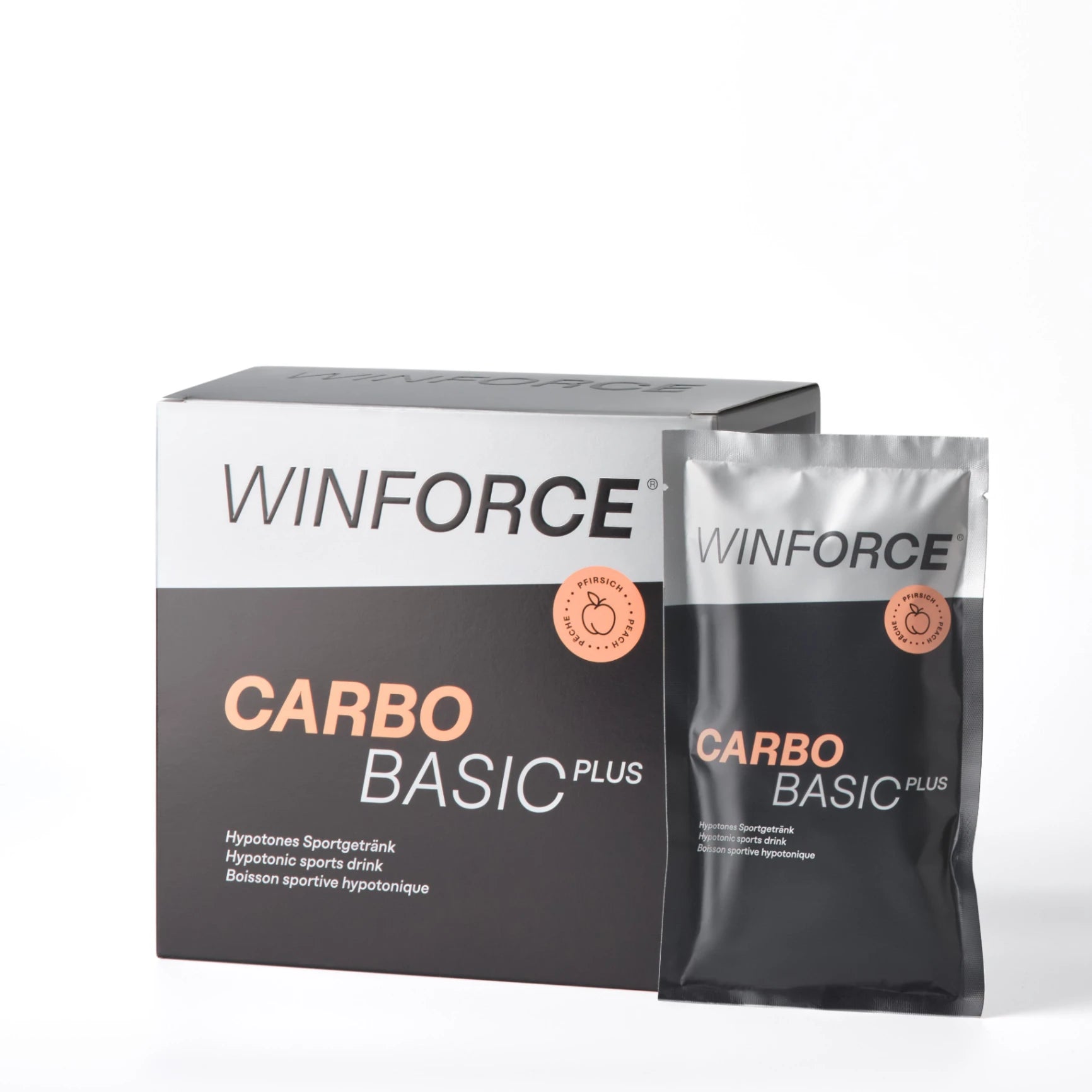Ein Set des WINFORCE CARBO BASIC PLUS hypotonen Sportgetränks mit Pfirsichgeschmack, bestehend aus einer grauen Produktbox und einem einzelnen Sachet, die beide das Logo und den Produktnamen deutlich zeigen. Ideal für die Energieversorgung bei Ausdauersportarten.