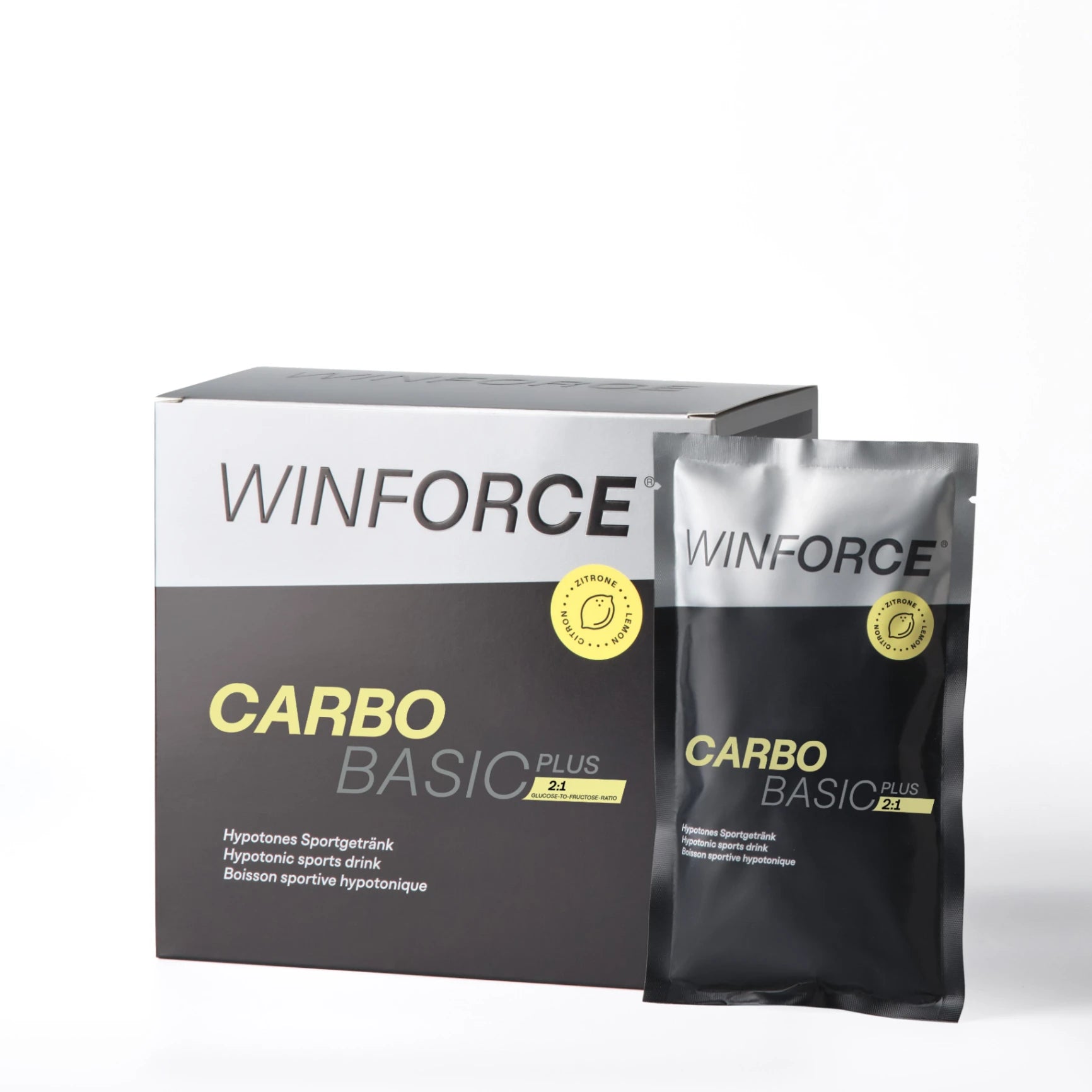 Eine Verpackung von Winforce Carbo Basic Plus hypotonisches Sportgetränk mit Zitronengeschmack, bestehend aus einer Box und einem einzelnen Sachet davor. Das Produkt ist ideal für Athleten mit einem 2:1 Glucose-Fructose-Verhältnis zur optimalen Energieversorgung und Ausdauersteigerung.