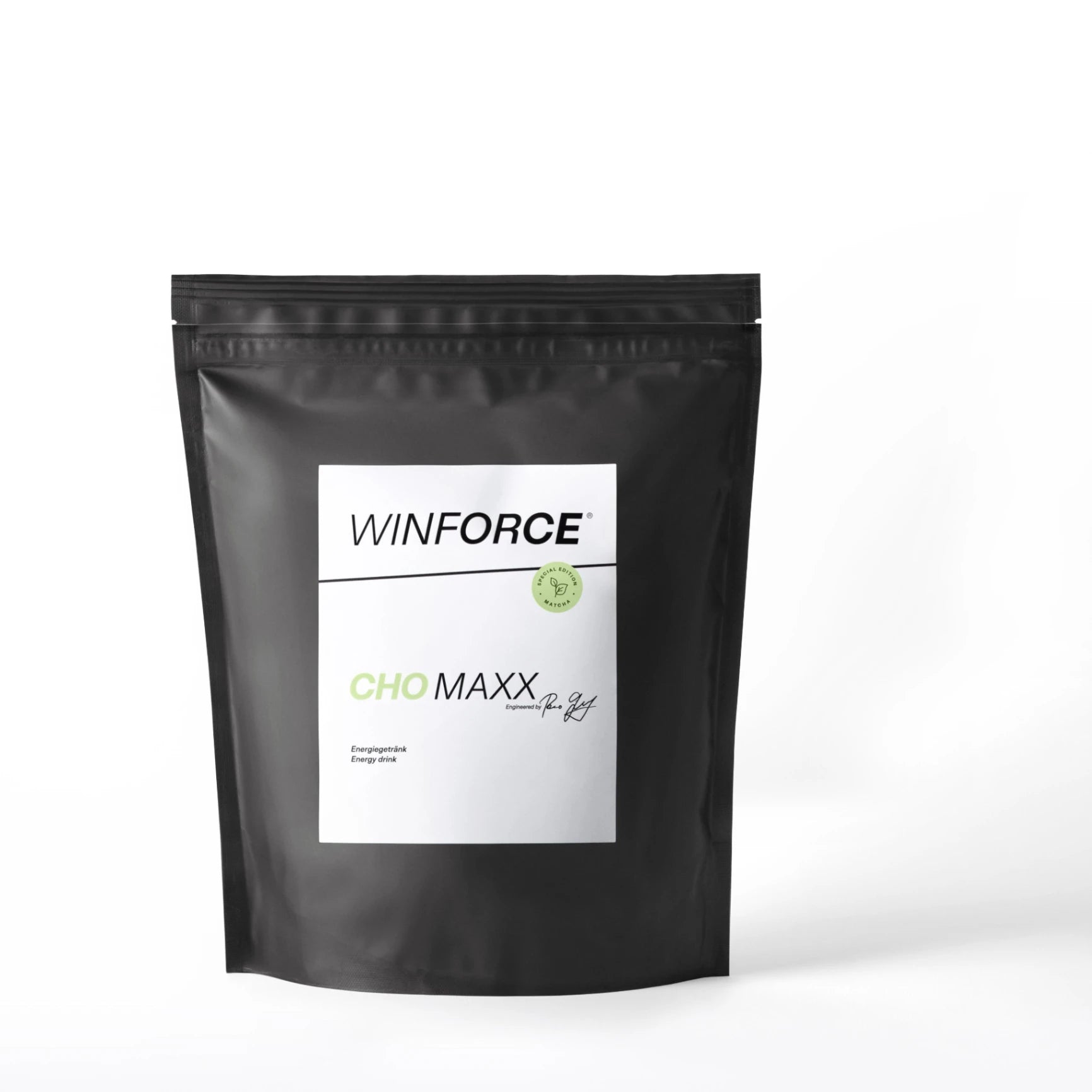 Schwarzer WINFORCE CHO MAXX Energiegetränk-Beutel, Special Edition Matcha, aufrecht stehend vor weißem Hintergrund. Der Pulverbeutel, entwickelt von Paco Guy, verspricht schnelle Energie für Sportler und aktive Menschen.