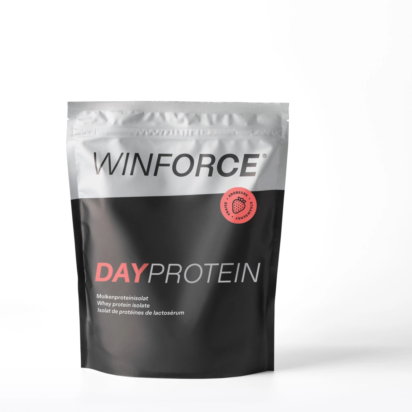 Silber-schwarzer Standbeutel WINFORCE DAYPROTEIN Molkenproteinisolat Erdbeere. Die Verpackung zeigt das WINFORCE-Logo, DAYPROTEIN in Rot und Weiß, ein Erdbeer-Symbol und Hinweise auf Molkenprotein-Isolat, ideal für Sporternährung.