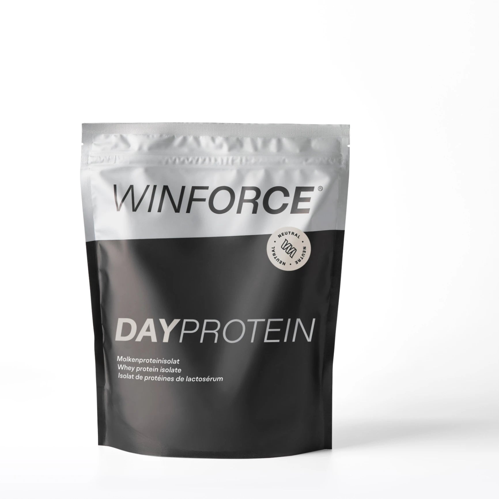 Detaillierte Ansicht der WINFORCE DAYPROTEIN Molkenproteinisolat-Verpackung im Standbodenbeutel. Der Beutel ist silber-schwarz mit weißer Schrift und einem runden 'Neutral'-Emblem, ideal für Sportler.