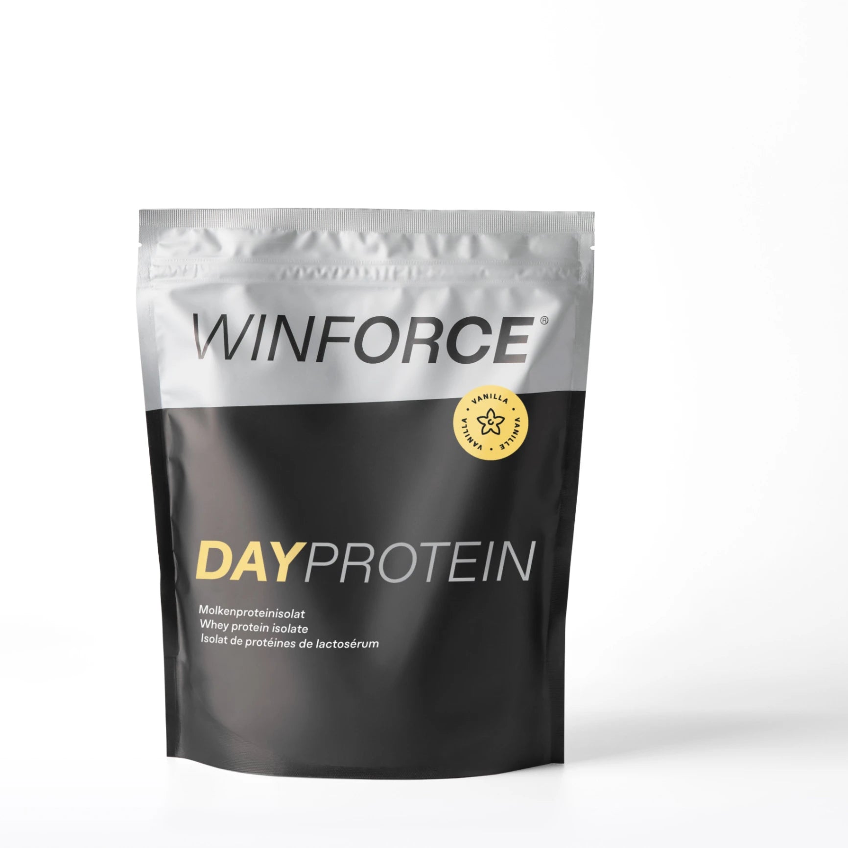 Eine stehende Verpackung Winforce Dayprotein Molkenproteinisolat in der Geschmacksrichtung Vanille auf weißem Hintergrund. Die schwarze und silberne Verpackung zeigt deutlich den Produktnamen und das Vanille-Logo, ideal für Muskelaufbau und Regeneration.