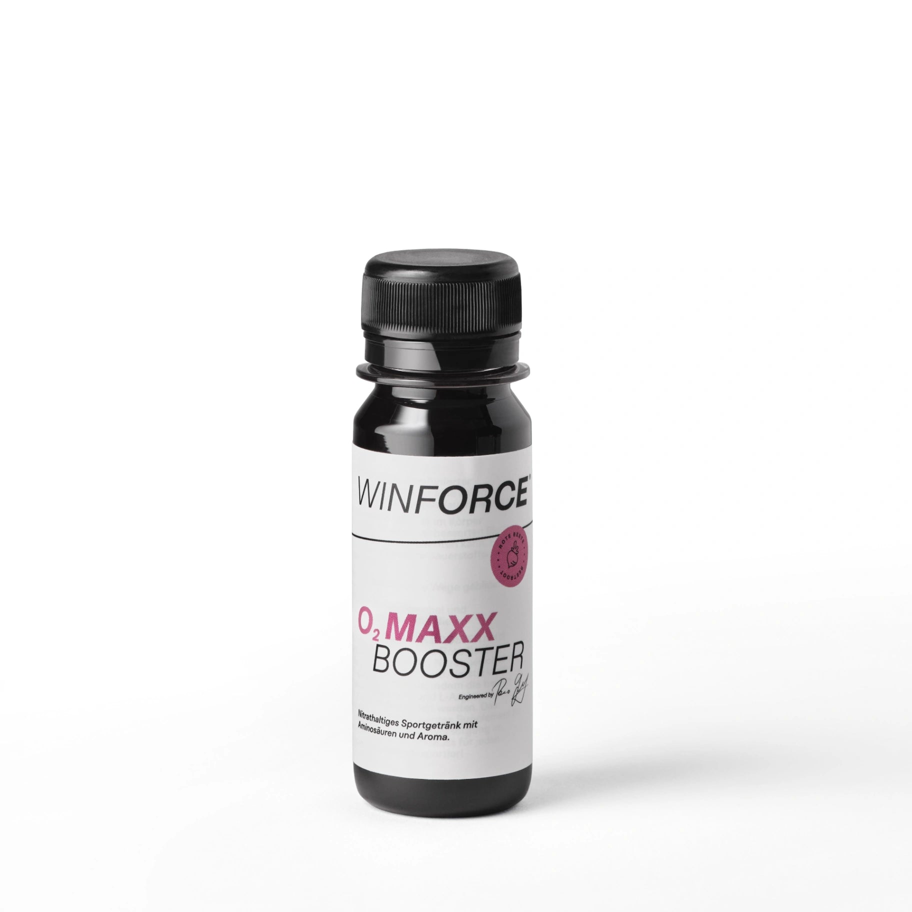 Winforce O2 Maxx Booster Sportgetränk in schwarzer Flasche mit weißem Etikett. Darauf zu sehen sind der Produktname, ein Rote-Bete-Symbol und der Hinweis auf ein nitrathaltiges Sportgetränk mit Aminosäuren und Aroma zur Leistungssteigerung.