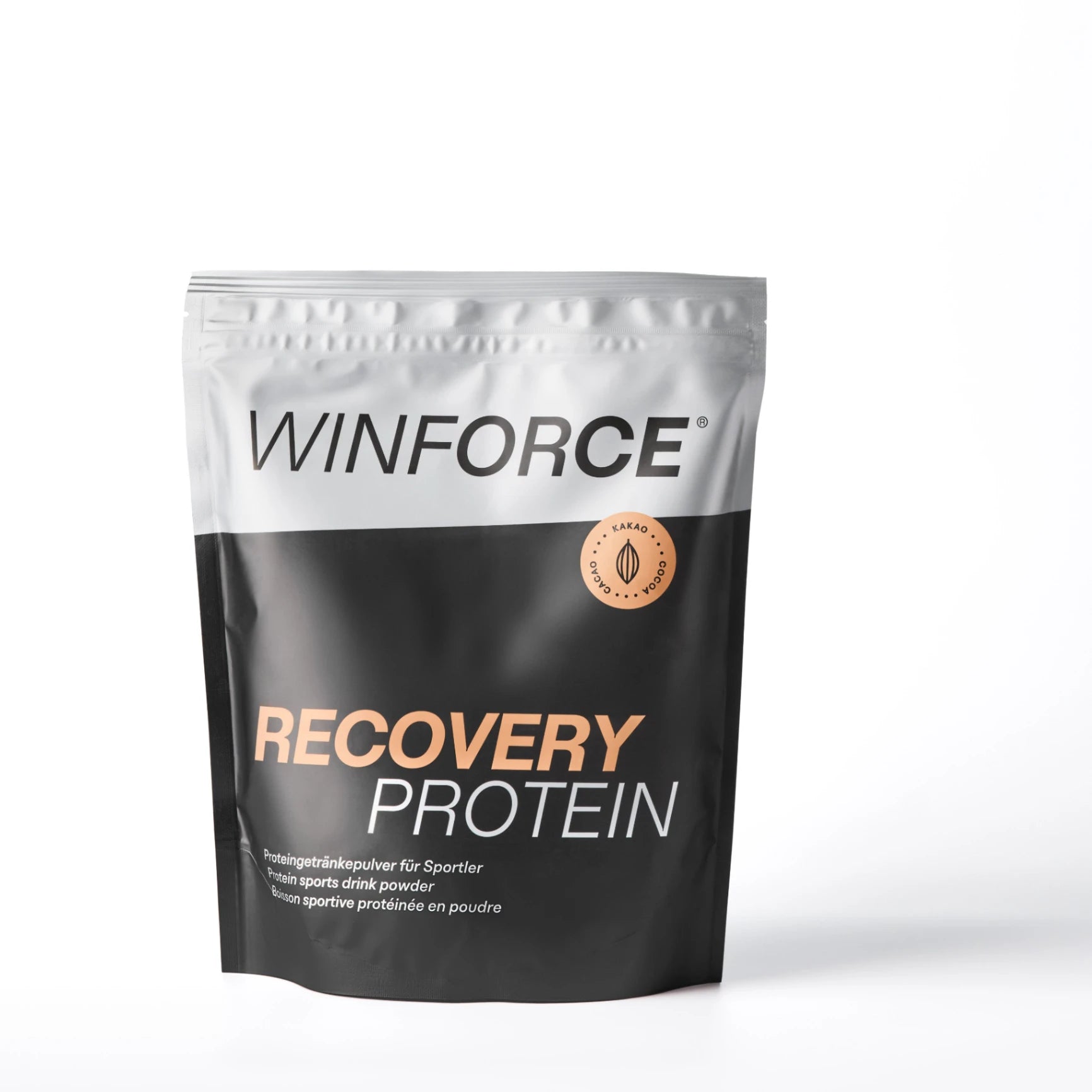 WINFORCE Recovery Protein Proteinpulver in einer stilvollen schwarz-silbernen Stand-Up-Pouch, deutlich sichtbar der Kakao-Geschmack. Ideal für Sportler zur schnellen Regeneration und Muskelunterstützung nach intensivem Training.