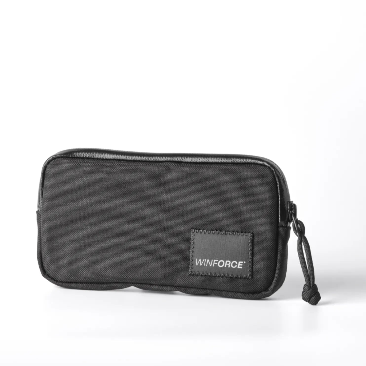 Detailaufnahme einer schwarzen, robusten Winforce-Reißverschlusstasche aus texturiertem Stoff, ideal als praktische Ride Wallet. Sie verfügt über eine schwarze Reißverschlussleiste, einen Kordelzug und ein elegantes Lederimitat am oberen Rand.