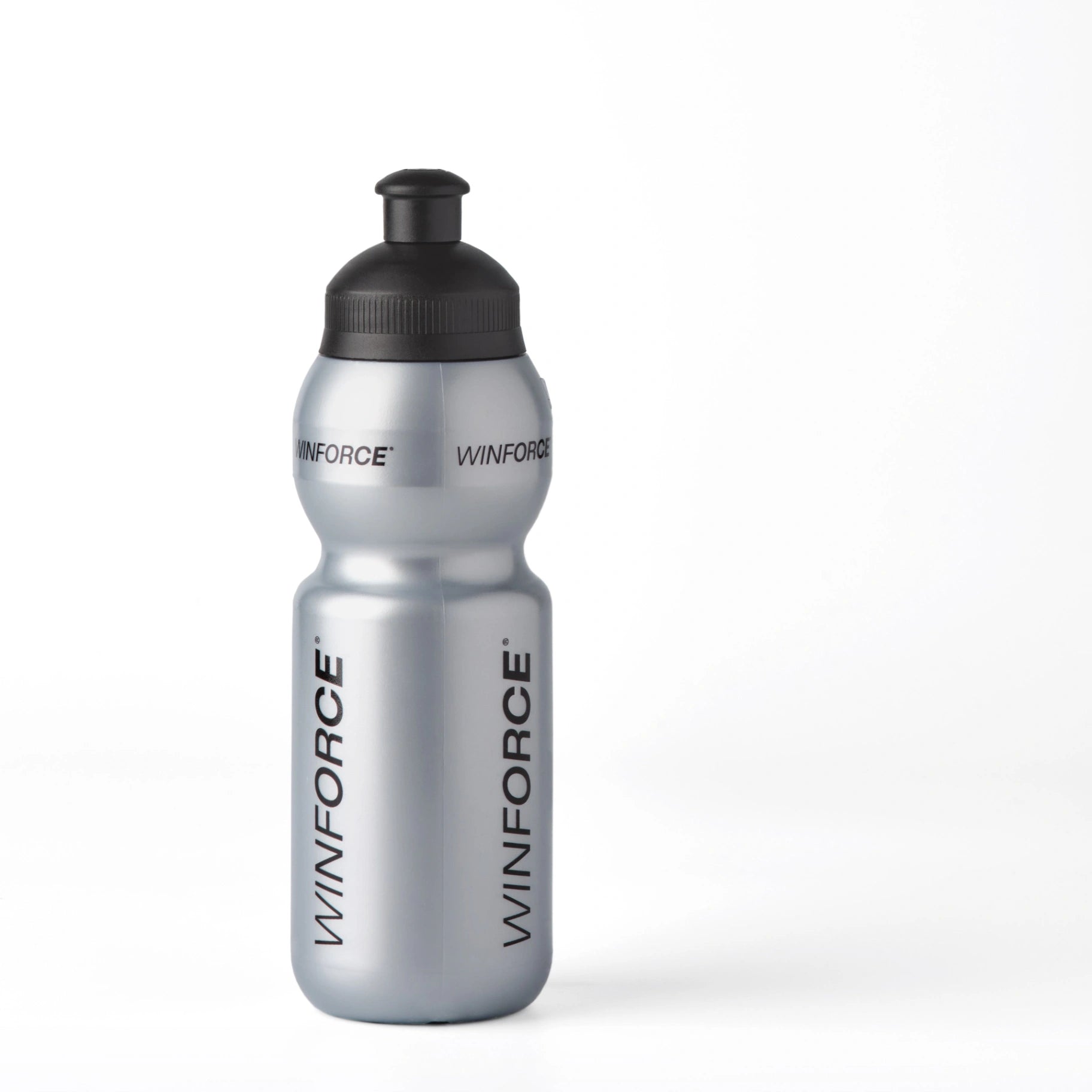 Detaillierte Ansicht einer stilvollen WINFORCE Trinkflasche in mattem Grau-Silber mit schwarzem Schraubverschluss, perfekt für Sportler und aktive Menschen zur Hydration unterwegs.