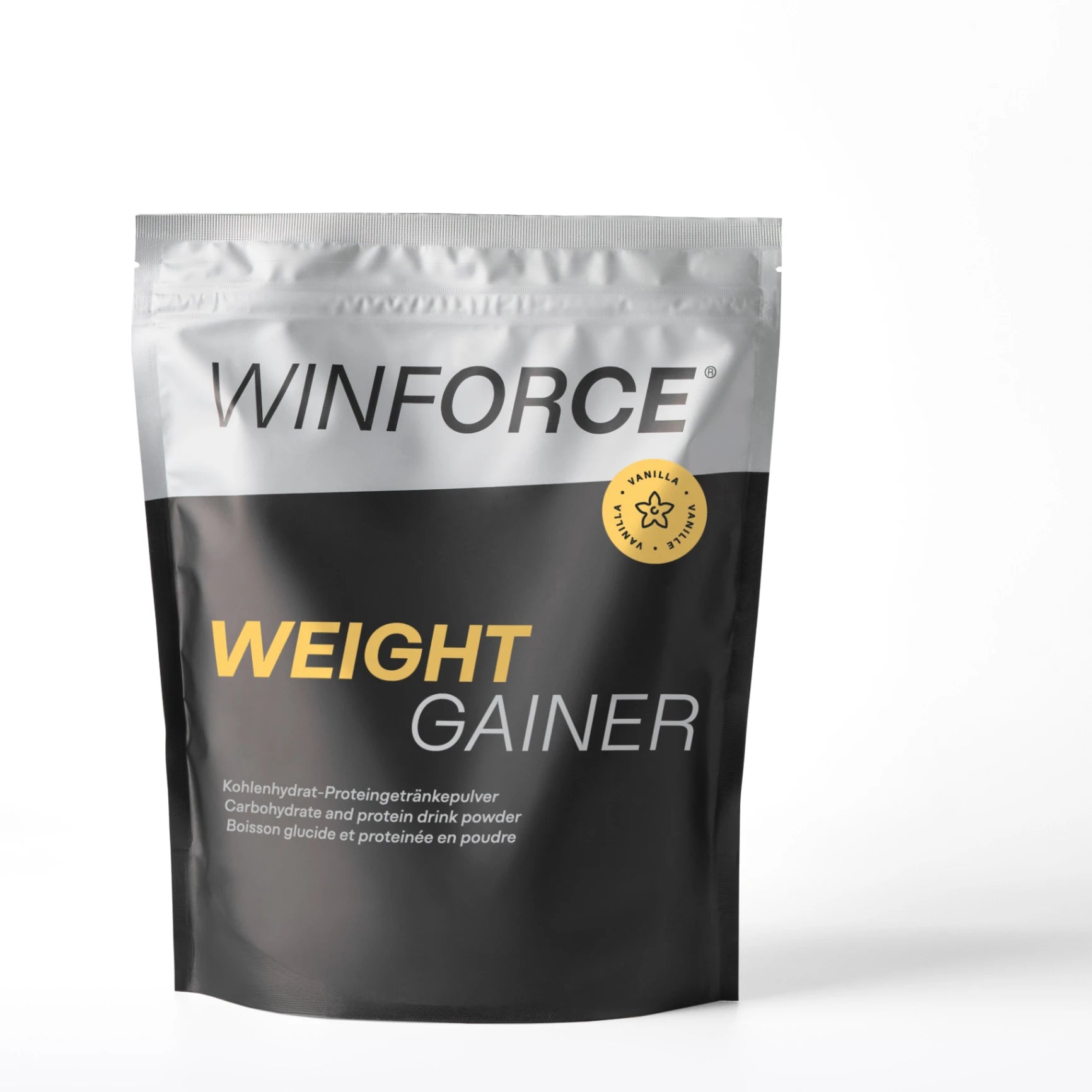 Ein stehender, silber-schwarzer Beutel von WINFORCE Weight Gainer Vanille mit gelbem Logo. Das Kohlenhydrat-Proteingetränkepulver ist ideal für Sportler zum Muskelaufbau und zur Gewichtszunahme, deutlich auf weißem Hintergrund dargestellt.